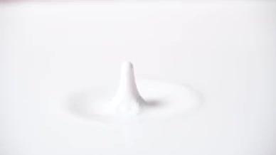 升格牛奶滴落慢镜头牛奶视频的预览图